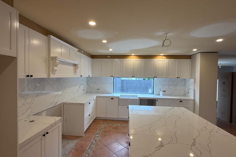 Veined splashback and island