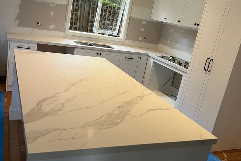 Veined benchtop, mitred edge